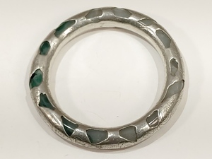 lot 3085 image: VTG Silver Tone Bangle Faux Jade Tube Bangle Etched Design 1 Chip in the stone