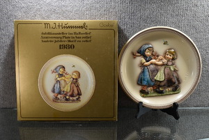 lot 2038 image: Goebel Hummel Anniversary Plate Bas Relief 10 1980 Second Edition