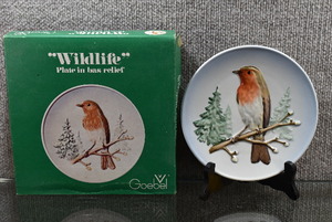 lot 2039 image: Goebel Hummel Wildlife Plate Bas Relief 7.5 #1 Robin 1973