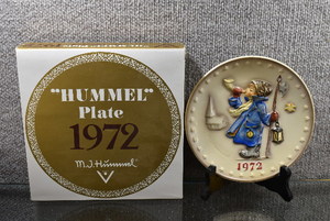 lot 2042 image: Goebel Hummel Annual Christmas Plate Bas Relief 7.5 1972