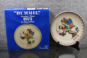 lot 2043 image: Goebel Hummel Annual Christmas Plate Bas Relief 7.5 1973