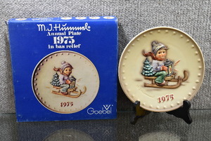lot 2045 image: Goebel Hummel Annual Christmas Plate Bas Relief 7.5 1975