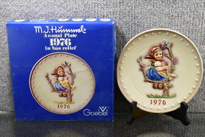 lot 2046 image: Goebel Hummel Annual Christmas Plate Bas Relief 7.5 1976