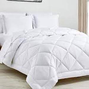 lot 61411 image: CozyLux King Comforter