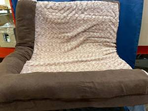 lot 2960 image: Large Dog Bed