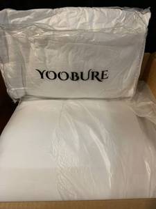 lot 3978 image: Yoobure - 18�� x 18�� Pillow Inserts - Set of 2