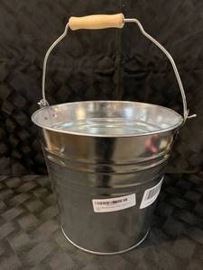 lot 3981 image: 2 Gallon Metal Bucket - 10.5�� x 9�� x 7.5��