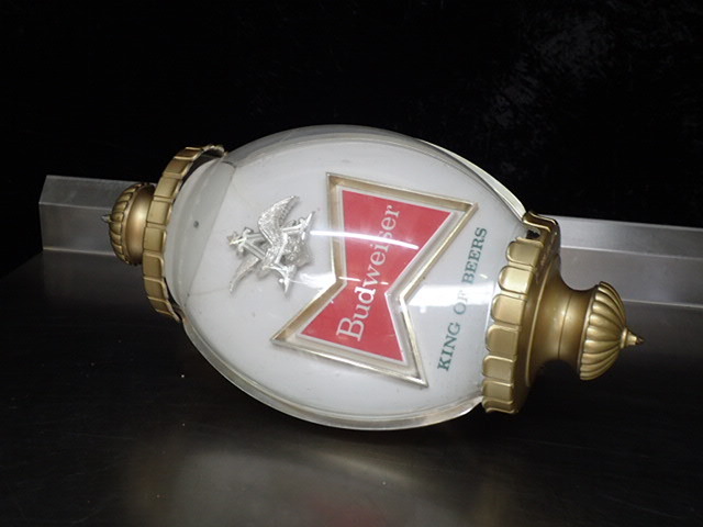 lot 8374 image: Vintage Budweiser 137 101 228
