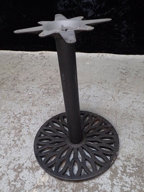 lot 9008 image: Cast Iron Decorative Table Base