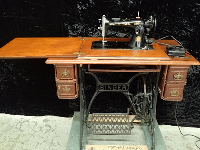 lot 9019 image: Vintage Singer Sewing Machine