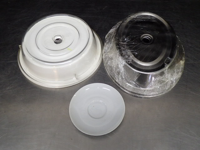 lot 9048 image: 5.5 Plates and Various Lids