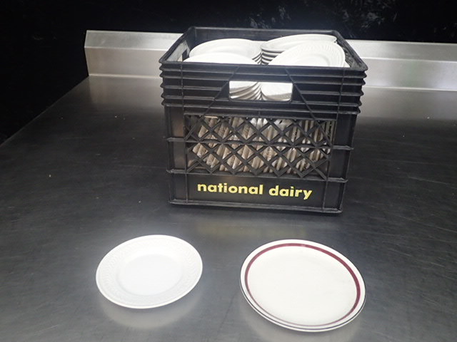 lot 9060 image: Large Lot of 6in and 7in Plates