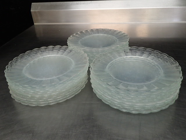 lot 9064 image: (30)10.5in Clear Glass Plates