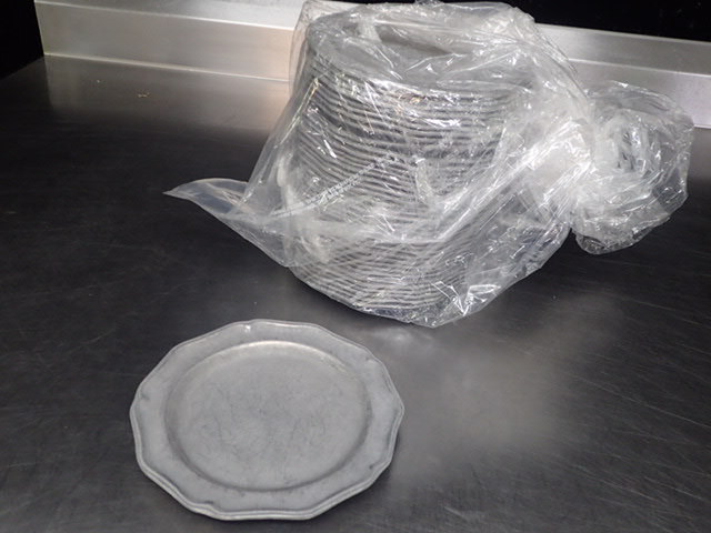 lot 9100 image: (35)8.5in Metal Plates