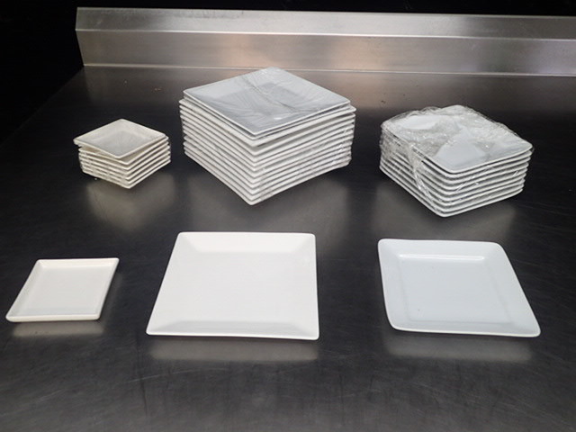 lot 9103 image: Lot of Square Plates