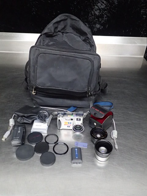 lot 9162 image: Sony DSC-S70 Digital Camera with Extras