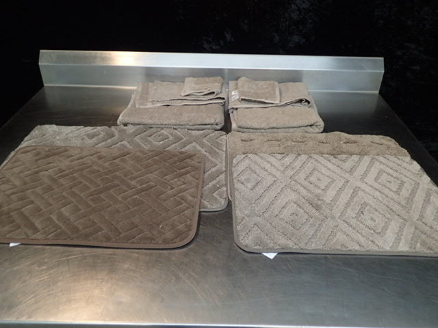 lot 9167 image: Floor Mat and Towels Set