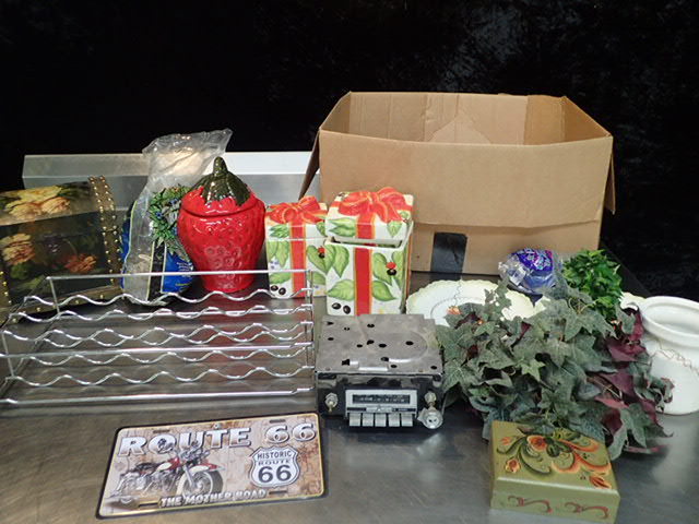 lot 9175 image: Misc. Lot of Decorative Items