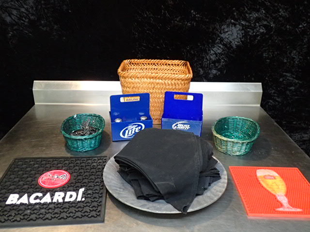 lot 9178 image: Lot of Bar or Restaurant Supplies