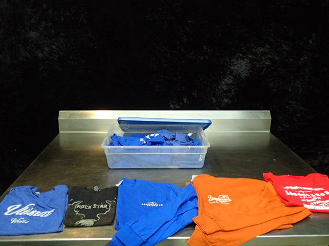 lot 9180 image: Lot of Misc Mens and Womens Shirts with Tote