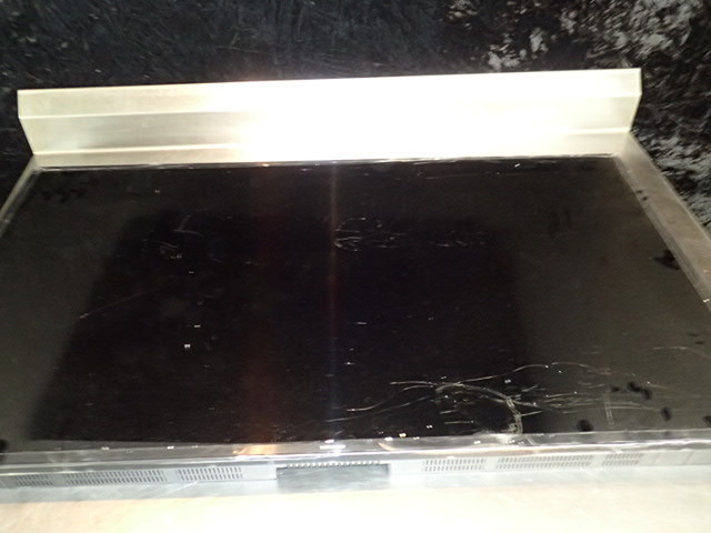 lot 9198 image: Samsung UN60JU6400F 60 Flat Screen with Cracked Screen