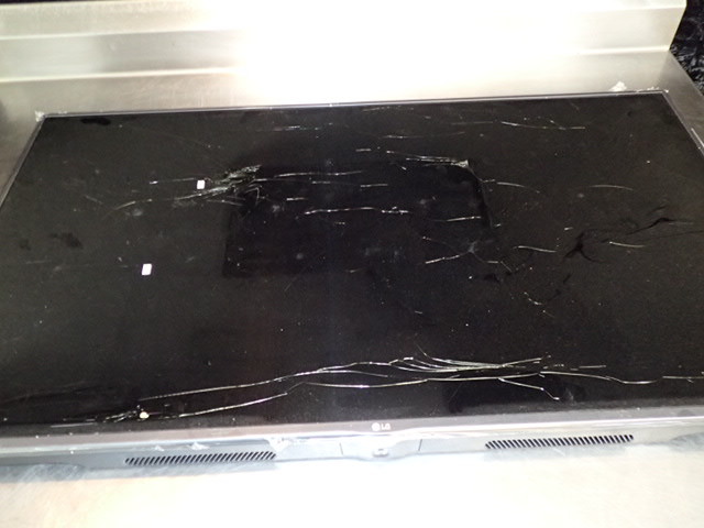 lot 9200 image: LG 55LS6100 55 Flat Screen with Cracked Screen