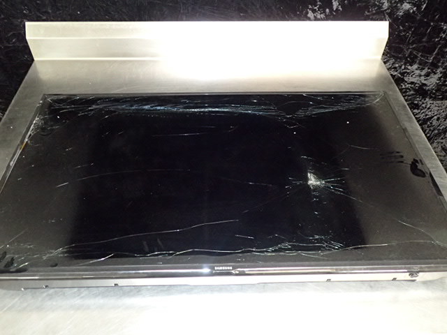 lot 9214 image: Samsung UN55H6203AF 55 Flat Screen with Cracked Screen