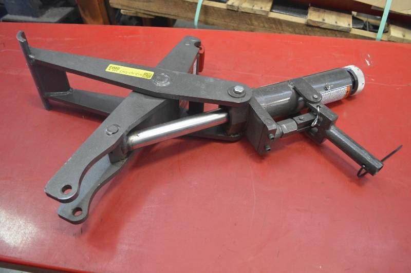 lot 2003 image: FORKLIFT JACK