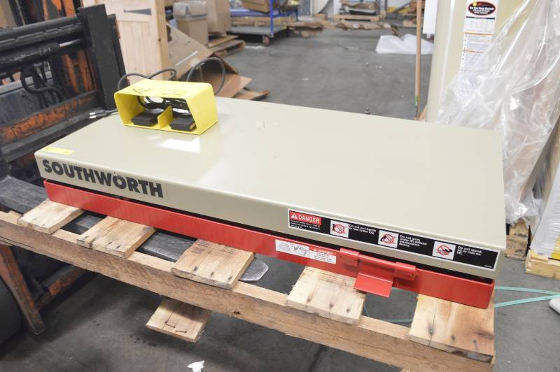 lot 2004 image: LIFT TABLE