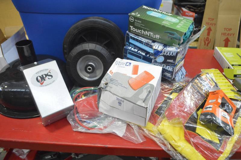 lot 2009 image: CONTENTS OF TUB