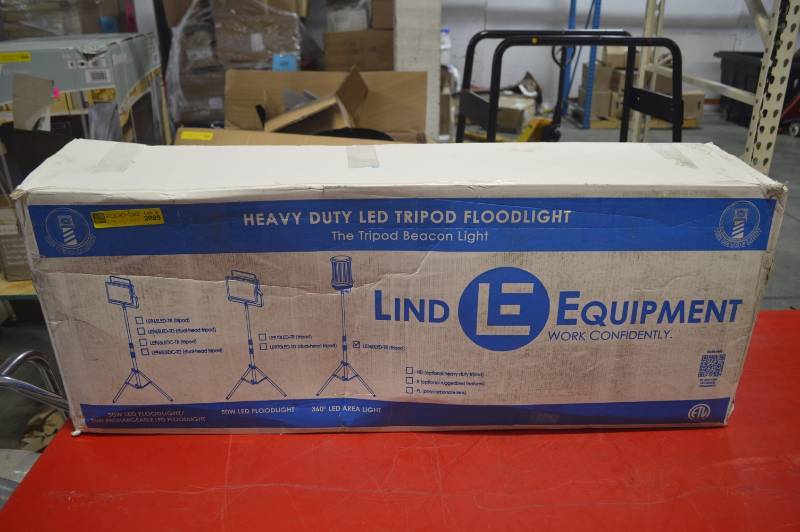lot 2089 image: TRIPOD FLOODLIGHT