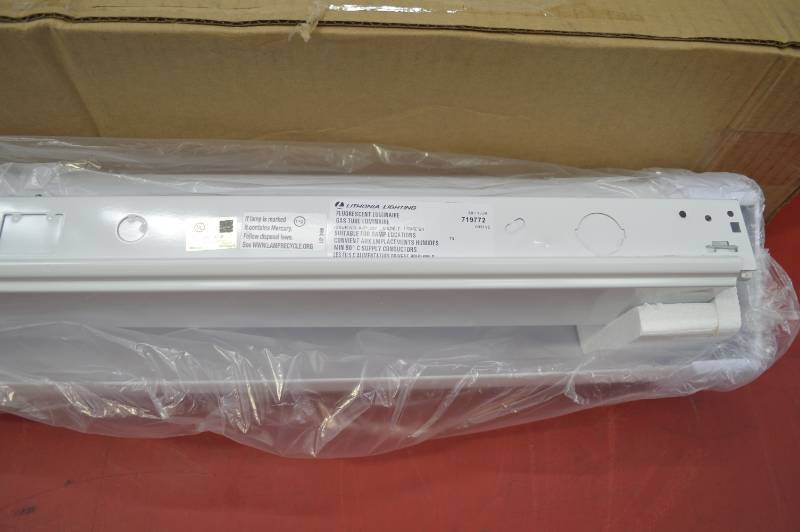 lot 2135 image: FLUORESCENT LIGHT