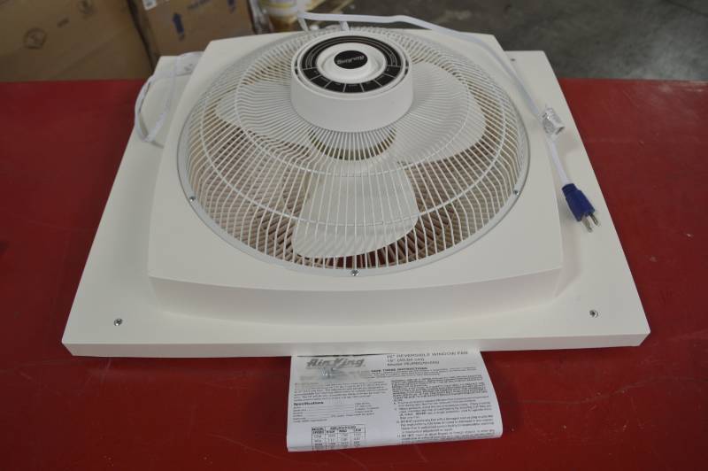 lot 2208 image: WINDOW FAN