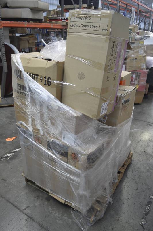 lot 2212 image: PALLET OF SEASONAL ITEMS