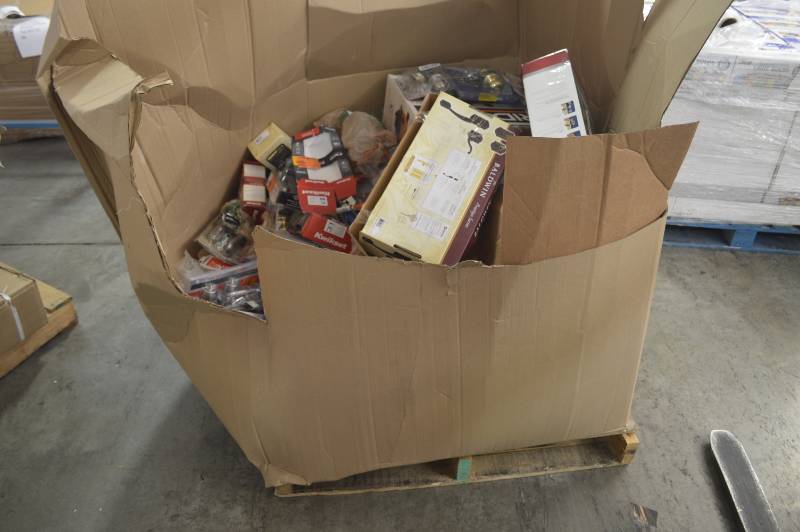 lot 2217 image: SKID OF STORE RETURNS