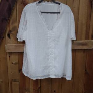 lot 7709 image: White Pull Over Top  2XL great for holidays