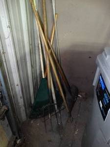 lot 1002 image: Long Handled Tool Lot