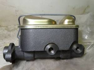 lot 1044 image: Master Brake Cylinder