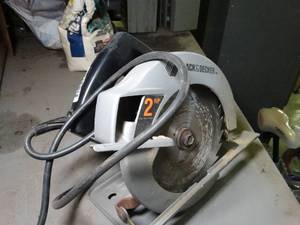 lot 1049 image: 7.25 Black and Decker Circular Saw