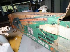 lot 1050 image: 16 Electric Hedge Trimmer