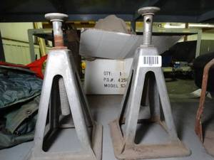 lot 1091 image: 2 Reese Jack Stands
