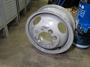 lot 1109 image: 8 lug  17 inch Wheel
