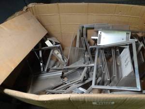 lot 1180 image: Box of Metal Sign Holders f Table-top