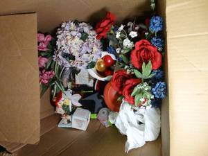 lot 1390 image: Lot of Faux Flowers