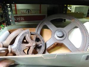 lot 1451 image: Small Vintage Pullies and Gear