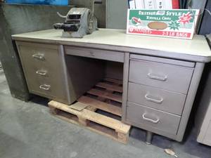 lot 1478 image: Metal Desk