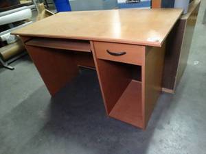 lot 1566 image: Nice 4ft Wood Desk