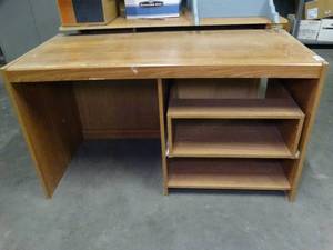 lot 1567 image: Nice Wood Desk