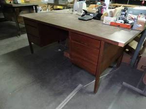 lot 1572 image: Nice Office Desk wo Contents