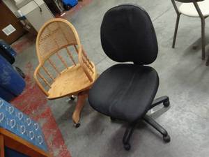 lot 1673 image: Lot of 2 Chairs